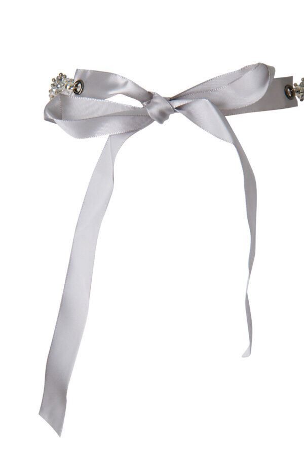 AllMerry Fashion Necklace สร้อยคอลูกปัดคริสตัลขาวใสเหลือบเงิน ร้อยปลายริบบิ้นเทาอ่อน - Image 3